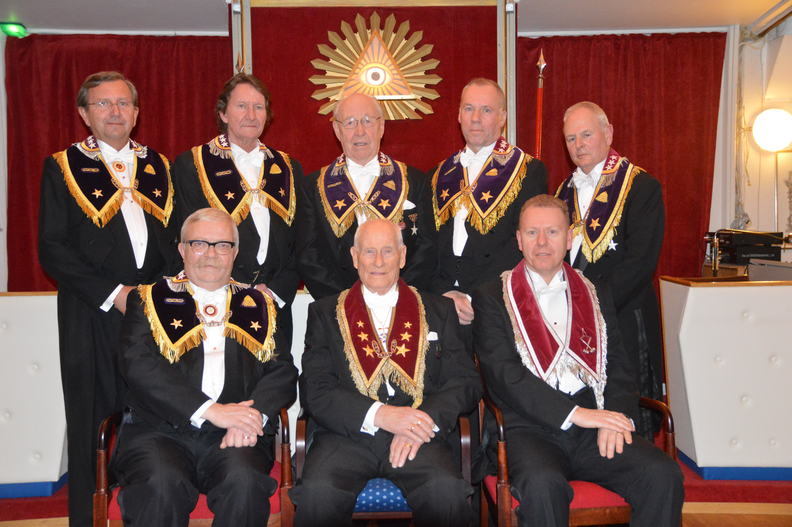 Det ble en flott høytidelighet da Jens Ivar Taraldsen ble tildelt sin 50 års veteranjuvel. Bak fra venstre: Fung Stor Vakt Hans Balchen, Fung Stor Kap Tore Even Nilsen, Fung Eks SS Jarle Finseth, Fung DepSS Viggo Egil Hanssen og Fung Stor Marsjall Kjell Malvin Ovnerud. Foran fra venstre: DSS Dag-Runar Pedersen, kveldens hedersgjest Jens Ivar Taraldsen og OM Frank Ellefsen. Toppbilde