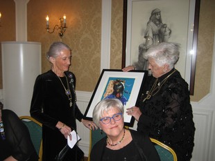 Str eks.dep.stor sire Britta Almaas overrekket Edith Felle et bilde av St. Sunniva