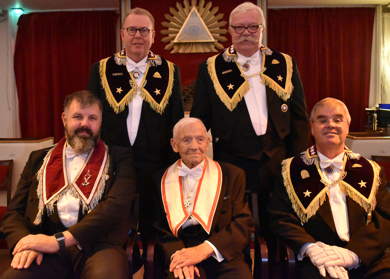 Alf Nesland, vår nye 60 års veteran i midten foran. Bak fra venstre: DSS Frank Ellefsen og Stor Herold Dag-Runar Pedersen. Foran til venstre OM Roger Haugli og Stor Sekretær Jon Erik Holm. Alf Nesland, vår nye 60 års veteran i midten foran. Bak fra venstre: DSS Frank Ellefsen og Stor Herold Dag-Runar Pedersen. Foran til venstre OM Roger Haugli og Stor Sekretær Jon Erik Holm.