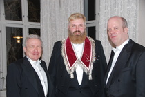 Johnny Michael Wesøe (t.v), OM Roger Haugli, og Kenneth Bråtømyr Larsen (t.h) Johnny Michael Wesøe (t.v), OM Roger Haugli, og Kenneth Bråtømyr Larsen (t.h)