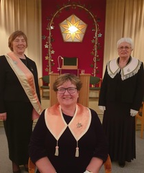 Søster Janne Hestholm, fadder Patricia Johnsen, OM Marion Evensen Søster Janne Hestholm, fadder Patricia Johnsen, OM Marion Evensen