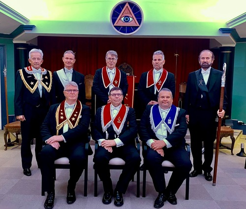 Bak fra venstre: Storrepresentant Tom Andreas Monsen, Kapellan Frode Steffensen Haugen, Sekretær Andreas Gerold S. Jaunsen, Skattmester Agnar Aadland, Ceremonimester Torolv Onarheim. Fremme fra venstre: Fungerende Eks. Overmester Arne Eide-Olsen, Overmester Helge Barstrand, Undermester Øyvind Boge Nilsen Bak fra venstre: Storrepresentant Tom Andreas Monsen, Kapellan Frode Steffensen Haugen, Sekretær Andreas Gerold S. Jaunsen, Skattmester Agnar Aadland, Ceremonimester Torolv Onarheim. Fremme fra venstre: Fungerende Eks. Overmester Arne Eide-Olsen, Overmester Helge Barstrand, Undermester Øyvind Boge Nilsen