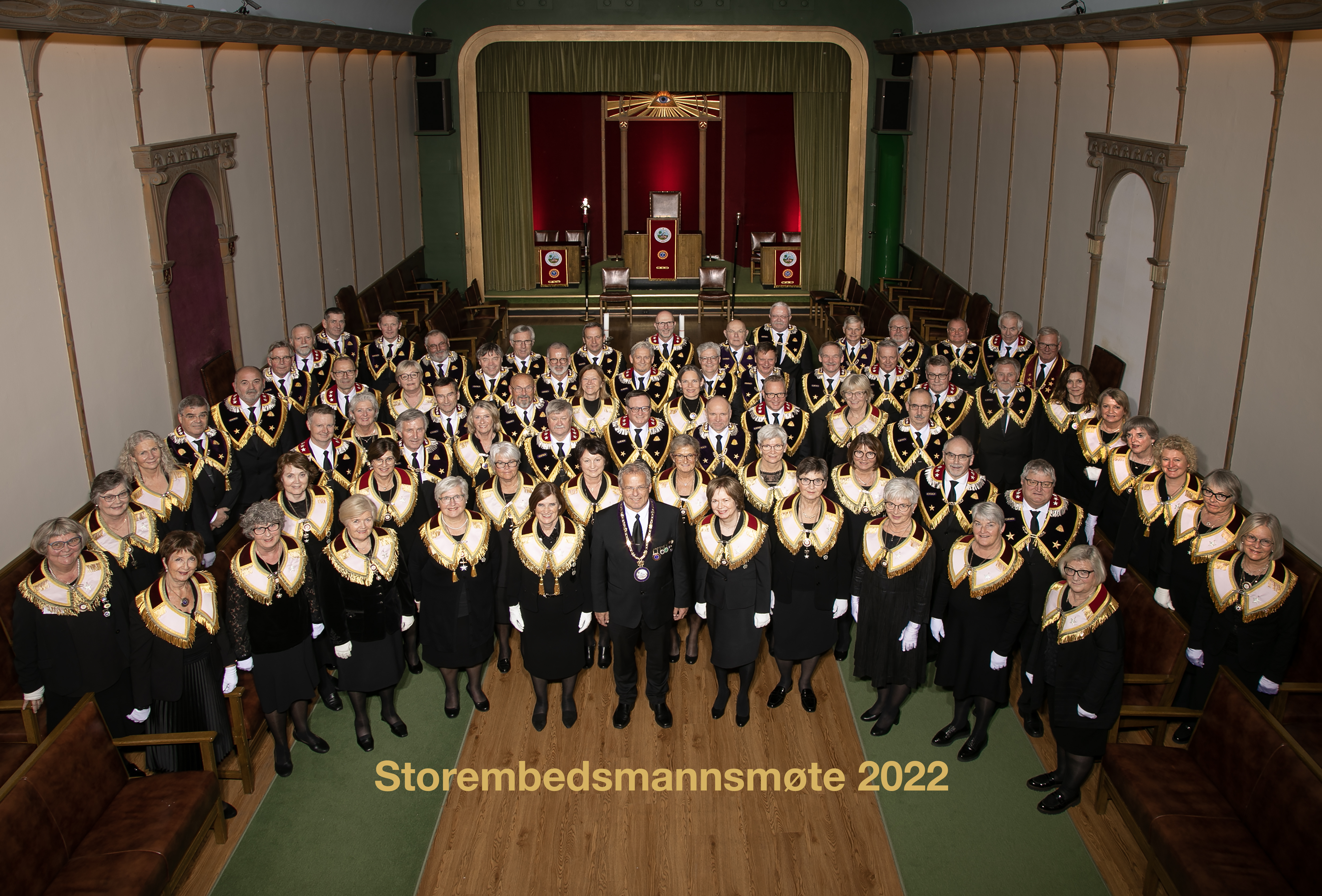 Bilde av alle storembedsmenn tatt i a salen i stortingsgaten 28, Stor Sire Geir Småvik i midten foran med alle søstre- og brødrestorembedmenn rundt seg.