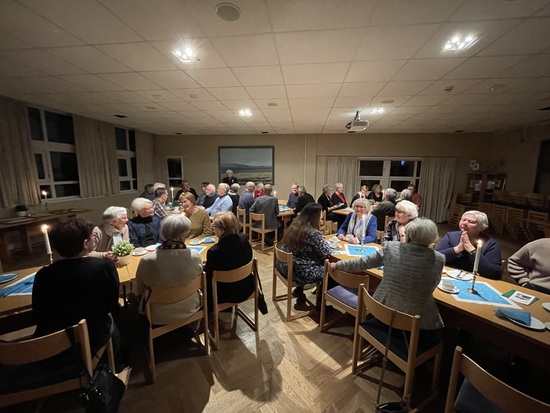 Gjester, søstre og brødre samlet i spisesalen for måltid under Venneaften 16/3 Gjester, søstre og brødre samlet i spisesalen for måltid under Venneaften 16/3