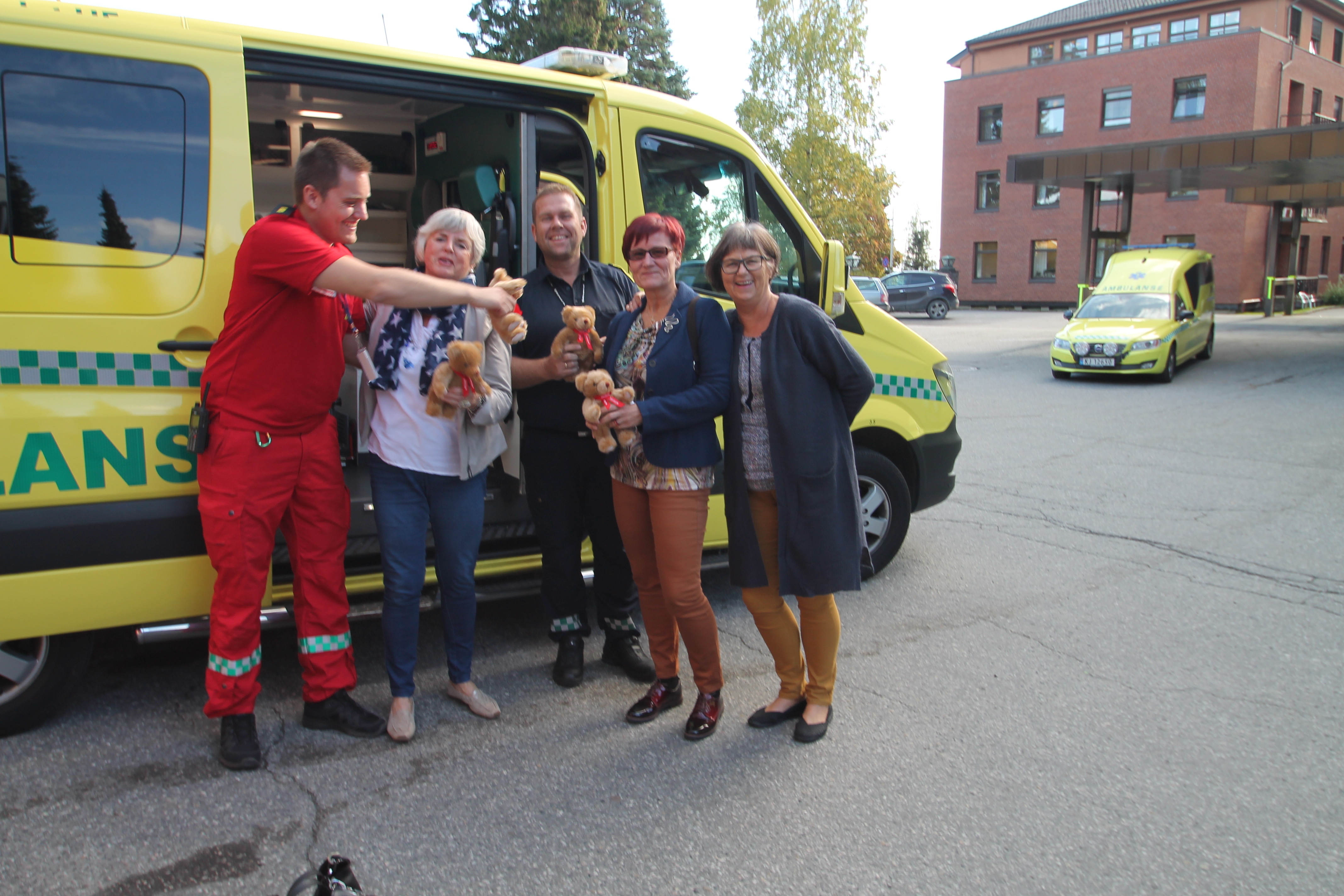 Overlevering av de første bamsene til ambulansetjenesten i Gjøvik. Loge nr 128 Sarahs representanter fra høyre: Ida Holm Grindstrand, Wenche Ovesen og Else May Frislie 