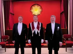 Gradspassering til Den Høye sannhets Grad, br. John Olav Toppen, OM Erik Kristoffersen og br. Stein Brønstad. Gradspassering til Den Høye sannhets Grad, br. John Olav Toppen, OM Erik Kristoffersen og br. Stein Brønstad.