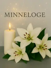 Bilde for annonsering av minneloge. Bildet av 1 stk hvitt kubbelys og 3 hvile liljer.